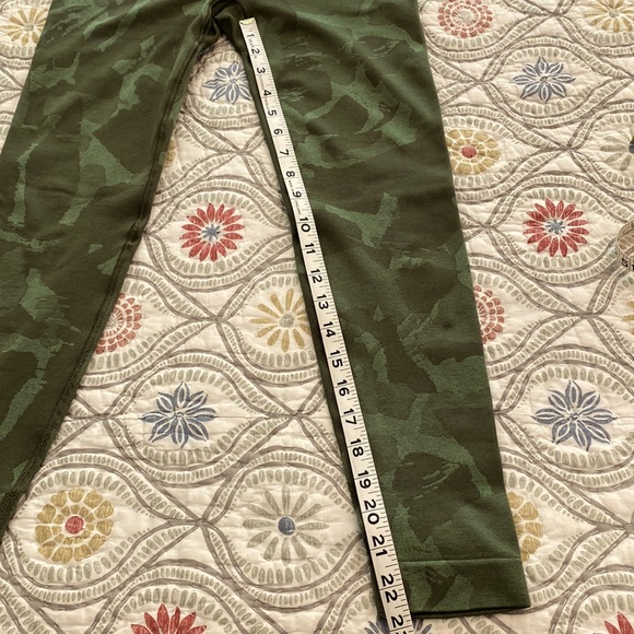 NWOT Gymshark green camo pattern leggings, size Medium. - Picture 6 of 9